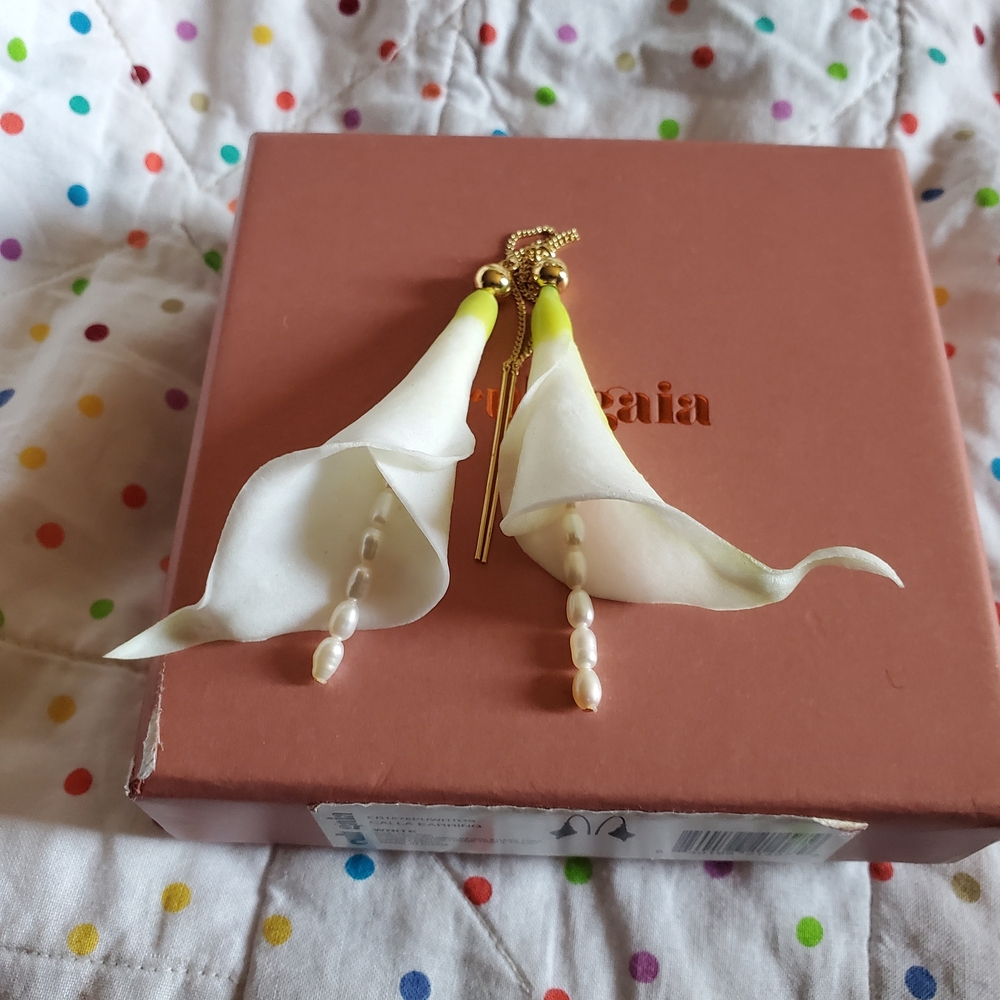 Cult Gaia Calla Earring White - Picture 2 of 9